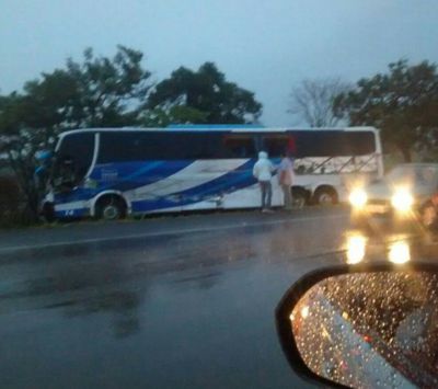 Ônibus de estudantes que saiu de Arcos para Divinópolis (Faculdades Pitágoras) sofre acidente, uma pessoa morre e outras ficam feridas